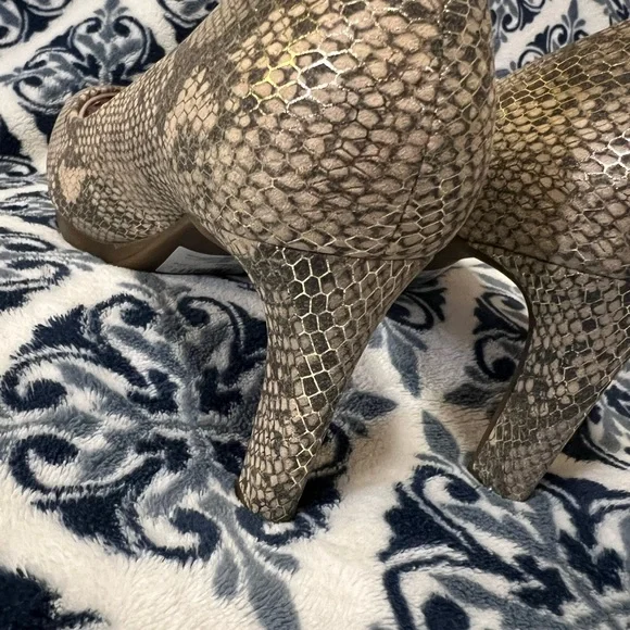 NWT, 6 1/2 Clarks Women's Ambyr Joy Pump, Beige Metallic - Picture 11 of 11